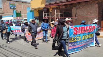 Docentes se movilizan por las calles de la ciudad de Juliaca