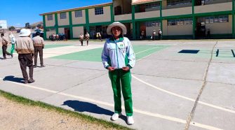 Joven estudiante impulsa el aymara