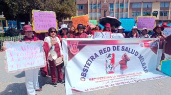 Obstetras protestan en Juliaca