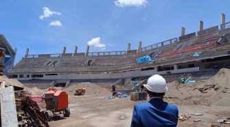 UNA Puno culmina el techado del estadio