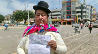 Pobladora muestra su respaldo a favor del expresidente Pedro Castillo