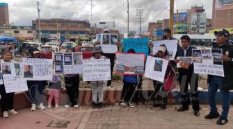 Familiares con carteles en mano exigen justicia para Julio Chambi