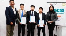 Entregan becas