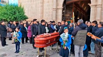 Macusani despide a directora