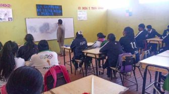 Estudiantes participan en taller