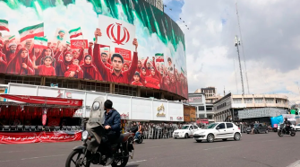 Cadenas humanas se extienden por centrales y puentes de Irán