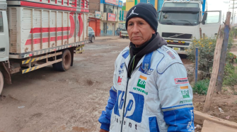 Avenida presenta huecos peligrosos y tránsito congestionado