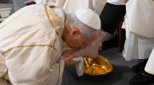 Papa León XIV lava los pies a sacerdotes e inicia el Triduo Pascual