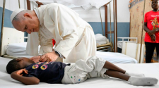Papa León XIV visita hospital en Camerún