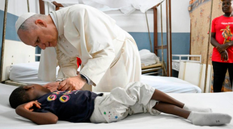Papa León XIV visita hospital en Camerún