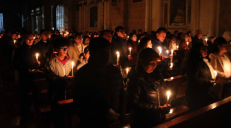 Vigilia incluyó bendición del cirio, rito bautismal y lectura del evangelio