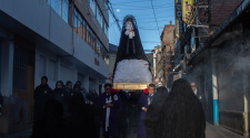 Fieles acompañan procesión de la Virgen Dolorosa en calles de Puno
