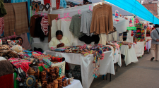 Artesanos exhiben productos elaborados con fibra de alpaca