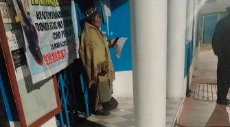 Madre se encadena en municipalidad