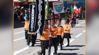 participación voluntaria de instituciones educativas en desfile