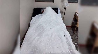joven permanece inconsciente