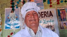 panadero recibe con alegría a la caravana del FAMTRIP