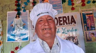 panadero recibe con alegría a la caravana del FAMTRIP
