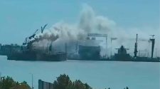 Incendio de buque en puerto de China