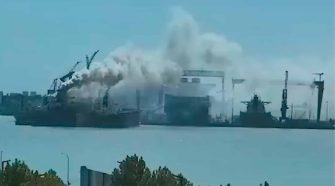 Incendio de buque en puerto de China