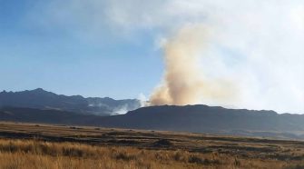 Incendio arrasa pastizales en Ayaviri